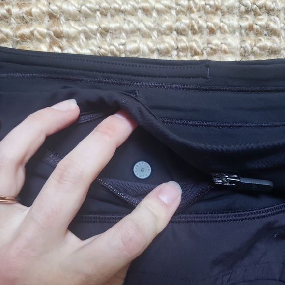 Lululemon shorts black size 6 like new - Picture 2 of 3